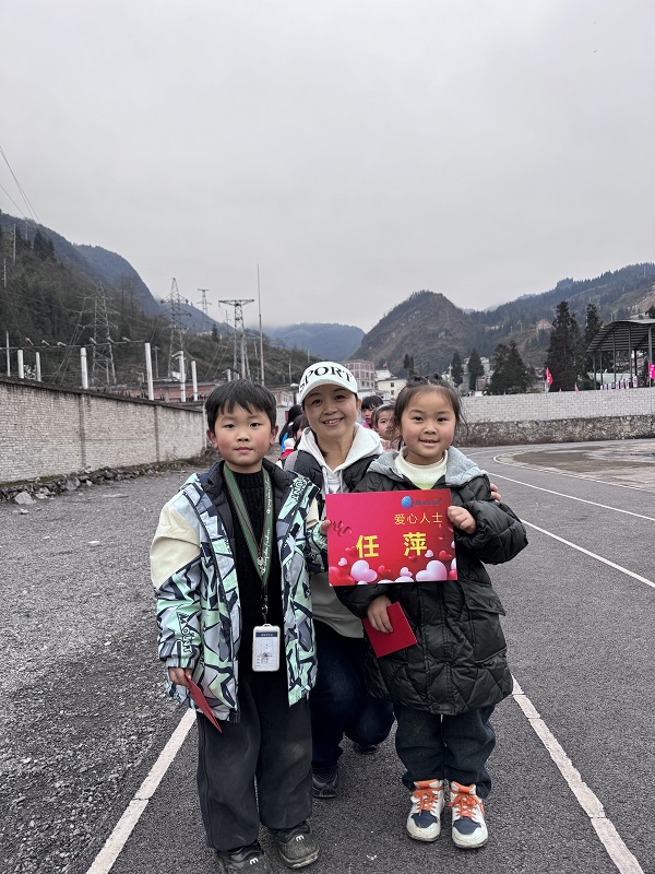Scholarship Distribution Event in Yiliang County