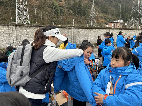 Scholarship Distribution Event in Yiliang County